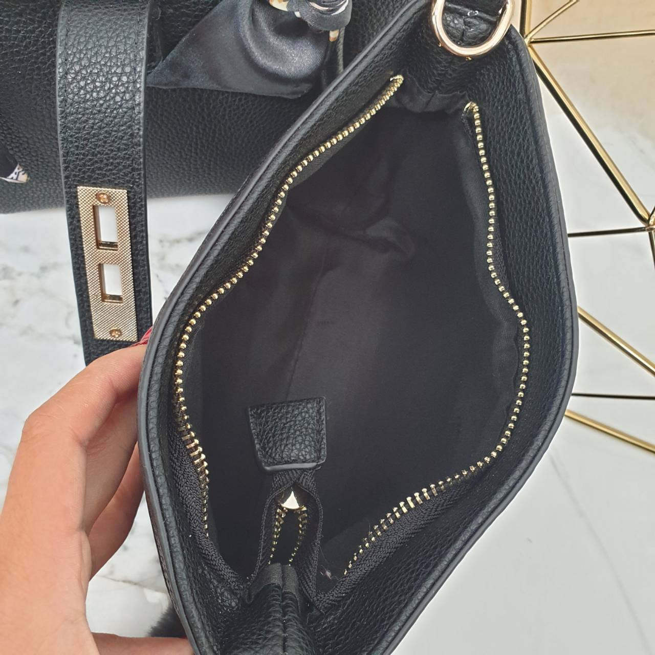 กระเป๋าทรงน่ารักๆ รับ Summer นี้เลยค่า KEEP ‘ Basket ‘ Handbag > ทรงน่ารัก (ราคานี้แถม ปอมๆ และผ้าพันหูกระเป๋าให้ 2 ผืน เข้า Set ) > มีใบเล็กด้านใน ให้อีก 1 ใบ สามารถเอาออกมาใช้สะพายได้ ( เหมือนซื้อ1ได้2 ) >น้ำหนักเบา ใบเล็กกะทัดรัด เหมาะกับ Summ