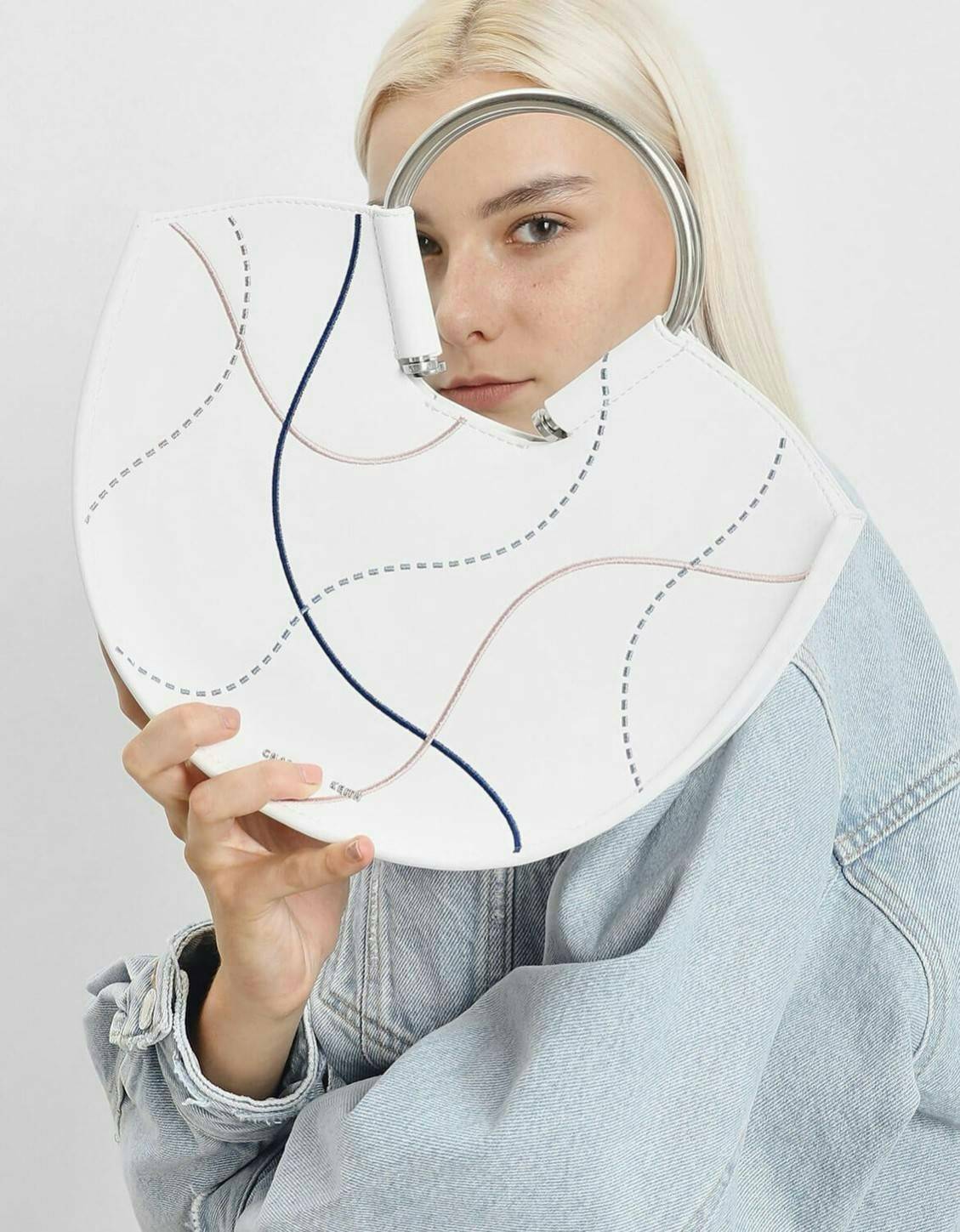 CHARLES & KEITH รุ่น U SHAPE TOP HANDLE BAG CK2-30780786_WHITE ราคาปกติช้อป ( ฿2,590.00 ) กระเป๋าทรงโค้งรูปตัว U วัสดุหนัง PU ลงแพทเทิร์นลวดลาย เส้นด้ายปักแต่งสีสัน บนตัวกระเป๋า เพิ่มความสวยสะดุดตา รับประกันความเก๋!! จะทำให้คุณโดดเด่นไม่เหมือนใคร หูกระเป๋