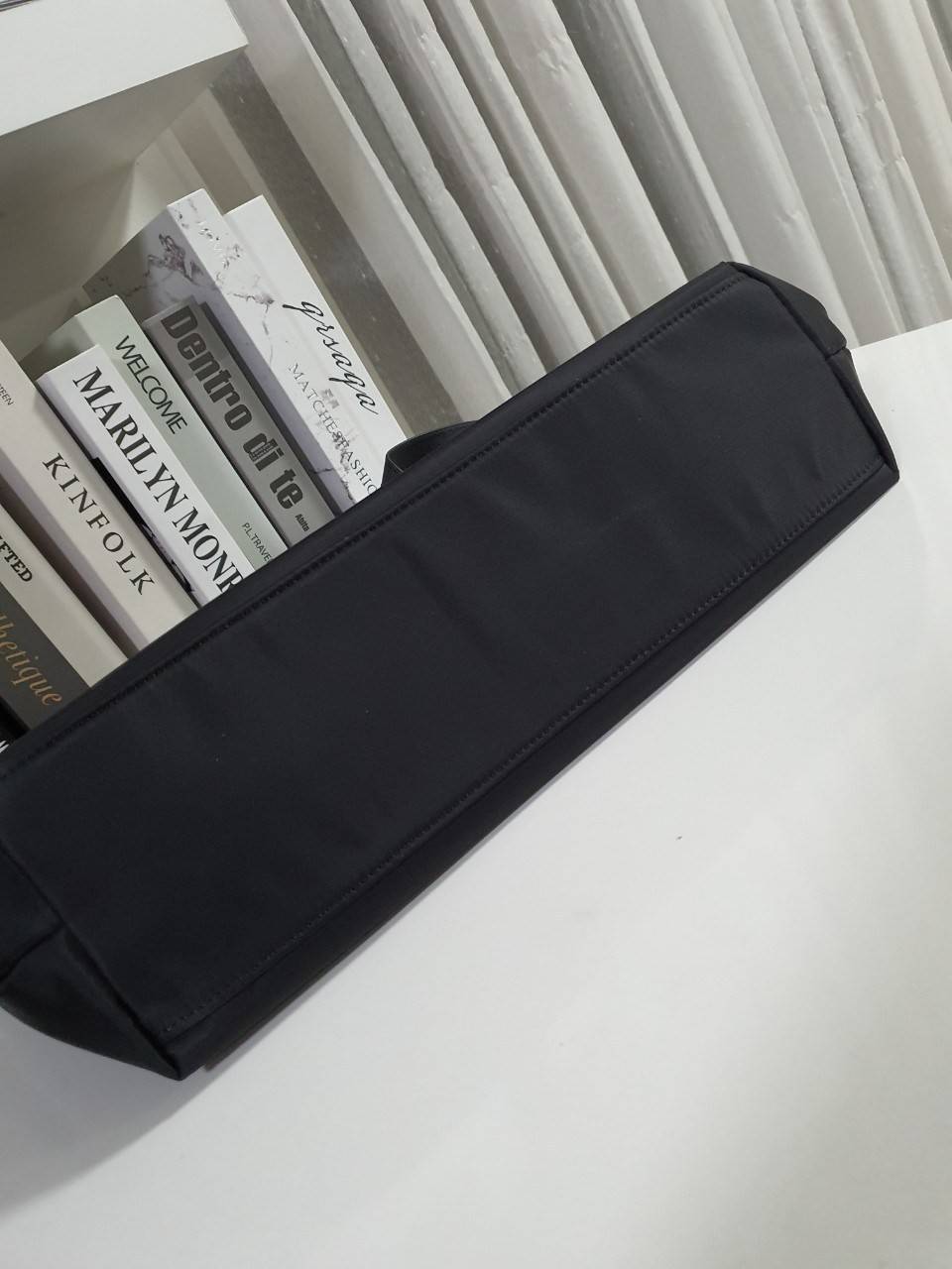 งานพรีเมี่ยมกิ้ฟท์แบรนด์ดังอย่าง PRADA NYLON กับรุ่น TOTEBAG กระเป๋าสะพายไหล่ ใบนี้วัสดุเป็น NYLON กันน้ำทั้งใบมาพร้อมอะไหล่สีเงิน ด้านหน้ามีช่องแยกใส่ของและประดับด้วยโลโก้แบรนด์สวยหรู ภายในมีช่องซิปแยก1ช่อง สามารใส่ A4 ipad ได้ทุกรุ่น ใบเดียวใช้ได้ทุกโอก