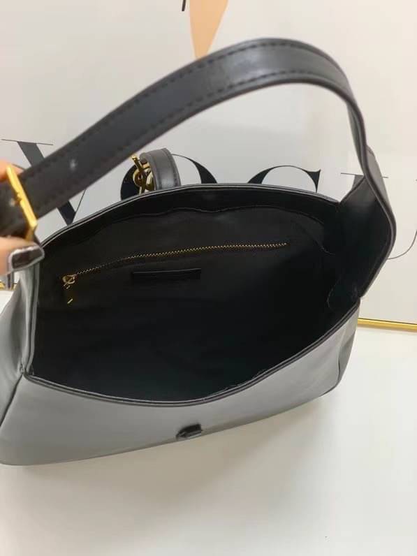 YSL Le 5 a soft hobo bag / YSL Tote 2022 มาใหม่มากก พร้อมส่งที่นี่ที่เดียวเลยค่า กระเป๋าที่สาวๆ ตามหากันหนักจริงๆ ตามรอยคุมโรเซ่ไปเลยค่าา งานเกรดออริจินอล หนังซอร์ฟสวย ภาพสินค้าถ่ายจากงานขายจริง ใช้งานต่างประเทศได้