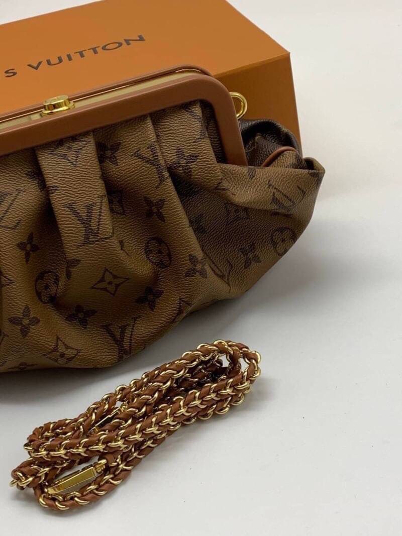 VIP GIFT 】หนังแท้ LOUIS VUITTON Boursicot EW Monogram Canvas กระเป๋าที่ดูโดดเด่นที่สุดในแฟชั่นโชว์ Louis Vuitton Spring-Summer 2020 กระเป๋า Boursicot ใบนี้เป็นการออกแบบสไตล์ Vintage-Inspired ที่ไม่ซ้ำใคร กระเป๋าทำจากผ้าแคนวาสลายโมโนแกรมที่เป็นเอกลักษณ์ของ