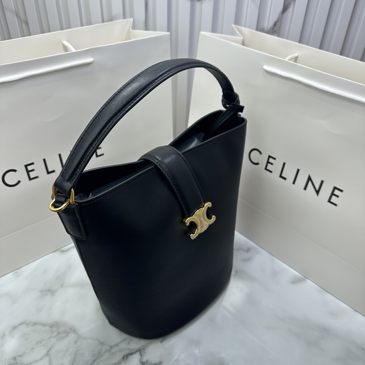 CELINE MEDIUM LOUISE BAG in SMOOTH CALFSKIN / Celine Bucket Bag กระเป๋าทรงบัคเก็ต กระเป๋าถือรุ่นใหม่ล่าสุด ดีไซน์หรูคลาสสิค