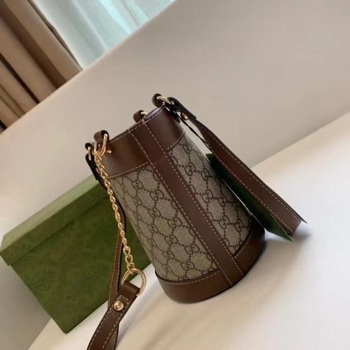 VIP 】Gucci Horsebit Gift Bag กระเป๋าสะพายข้าง Premiumgift วัสดุหนังแท้ เปิด-ปิด ด้วยกระดุมแม่เหล็ก ด้านในโล่ง ใส่ตังค์ ใส่โทรศัพท์ Iphone+ ได้ สายยาวปรับระดับได้ Crossbody ได้ น้ำหนักเบา มาพร้อมกล่องแบรนด์ สวยหรูดูแพง จะซื้อใช้เองหรือเป็นของขวัญก็เหมาะ ได