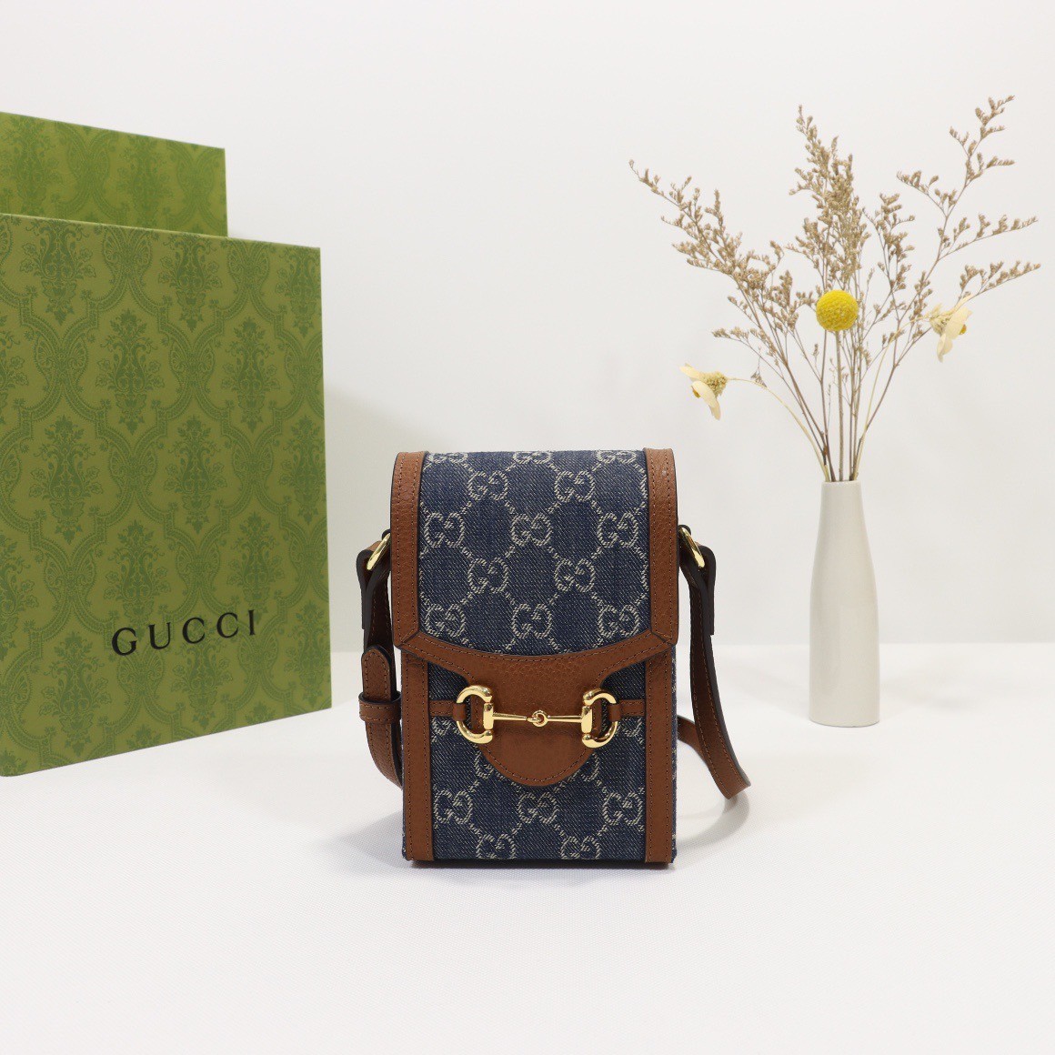 Gucci Horsebit 1955 mini bag / Gucci Phone Bag ออริจินอล เกรดสลับใช้แทนใบจริงได้ รุ่นยอดฮิต ไซส์มินิ ที่ใครๆก็ต้องรู้จัก!! กับกระเป๋าขนาดมินิในรูปแบบผ้าแจ็คการ์ดสีขาวงาช้างและน้ำเงิน ได้รับแรงบันดาลใจมาจากดีไซน์ดั้งเดิม ซึ่งแอคเซสเซอรี่นี้โดดเด่นด้วยรายละ