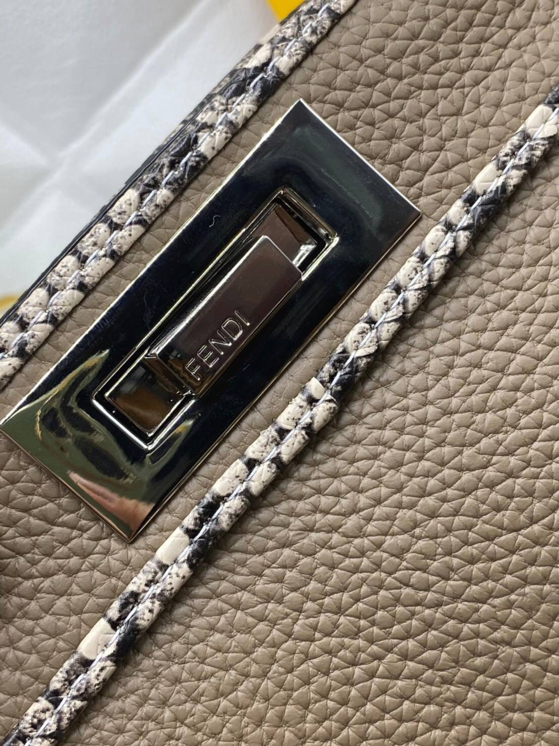 FENDI Capsule Collection Size 27cm กระเป๋าถือหรือสะพายข้างได้ หนังสวยมาก รูปแบบให้กลิ่นอายของความคลาสสิก หรูหรา มีคลาส การออกแบบที่โชว์ทั้งเอกลักษณ์ของแบรนด์และความมีสไตล์ ใช้งานง่าย จะถือหรือสะพายก็คล่องตัวทุกรูปแบบเลยค่ะ ใบจริงสวยมาก ไม่ควรพลาดด้วยประกา