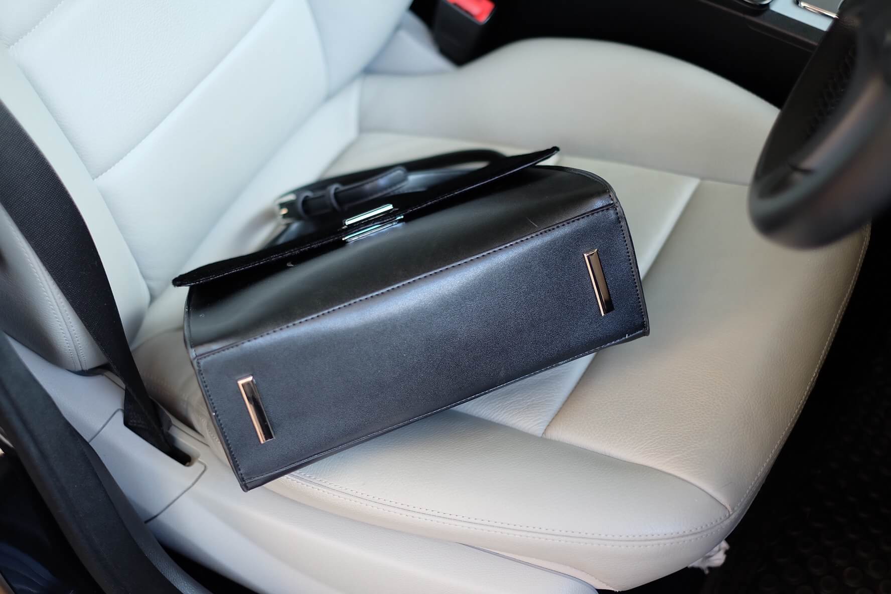 สินค้าเข้าใหม่จาก แบรนด์ charles&keith รุ่นหายาก!!! สวย หรู คุ้มเกินราคาคะ ตัวกระเป๋า เป็นหนัง ติดขน fur สั้น สีดำ สวย เก๋ มากคะ ตัดกับอะไหล่สีเงิน ขนาดกำลังดี จุของได้เยอะ สามารถถือ หรือ สะพายข้างได้ ภายในมี ซับในอย่างดี มีช่องใส่ของจุกจิก 2 ด้านเลยคะ #ส