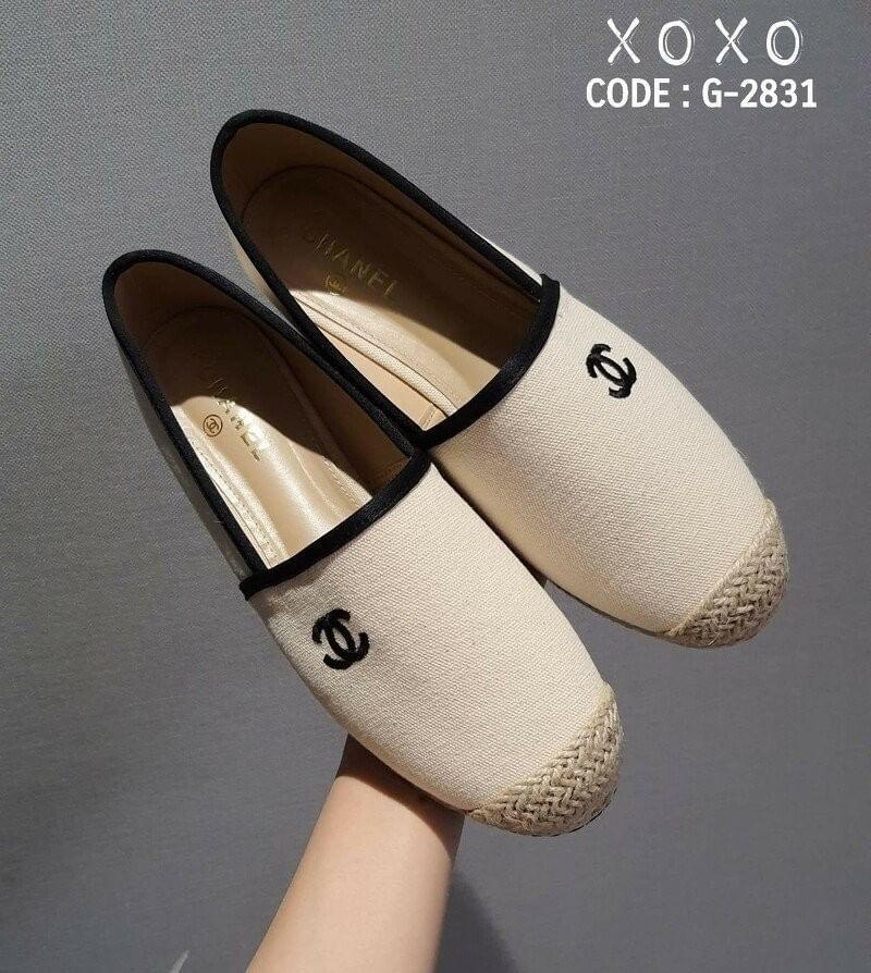 Chanel รองเท้าคัชชู ผ้าแคนวาส เรียบ สวย หรู ปักโลโก้แบรนด์ด้านข้าง หน้ากว้าง ใส่สบาย น้ำหนักเบา แมทส์ชุดง่าย