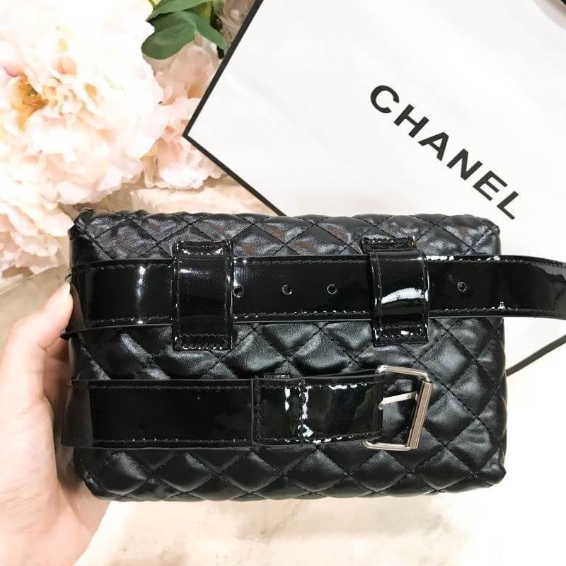 พร้อมส่งแล้วค่ะ..ใครไม่ทันรอบที่แล้วจองด่วนจ้า! Chanel Waist Bag Gift With Purchase (GWP) กระเป๋าสะพายคาดเอวหรือคาดอกพรีเมี่ยมกิ้ฟของแท้จาก Chanel Perfume Counter รุ่น Limited Edition วัสดุหนังนิ่มลายตารางทรงเหลี่ยมมีโลโก้ด้านหน้า เปิดปิดด้วยฝาปิดกระดุมแม