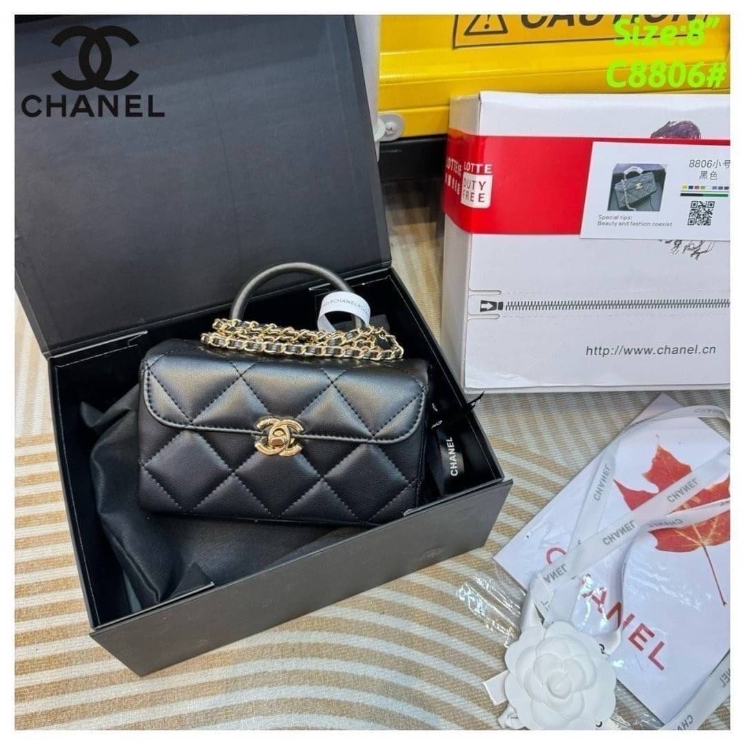 CHANEL Mini Box Bag กระเป๋าถือสุดหรู สวยดูแพง รูปทรงคลาสสิค มีกระจกด้านใน หูจับในตัว สะดวกต่อการพกพา หนังอย่างดีเรียบเงา ภายในเป็นช่องโล่ง คล้ายรุ่น Vanity Bag ใส่เครื่องสำอางค์ได้ มาพร้อมสายสะพาย ปรับใช้ได้ตามต้องการ