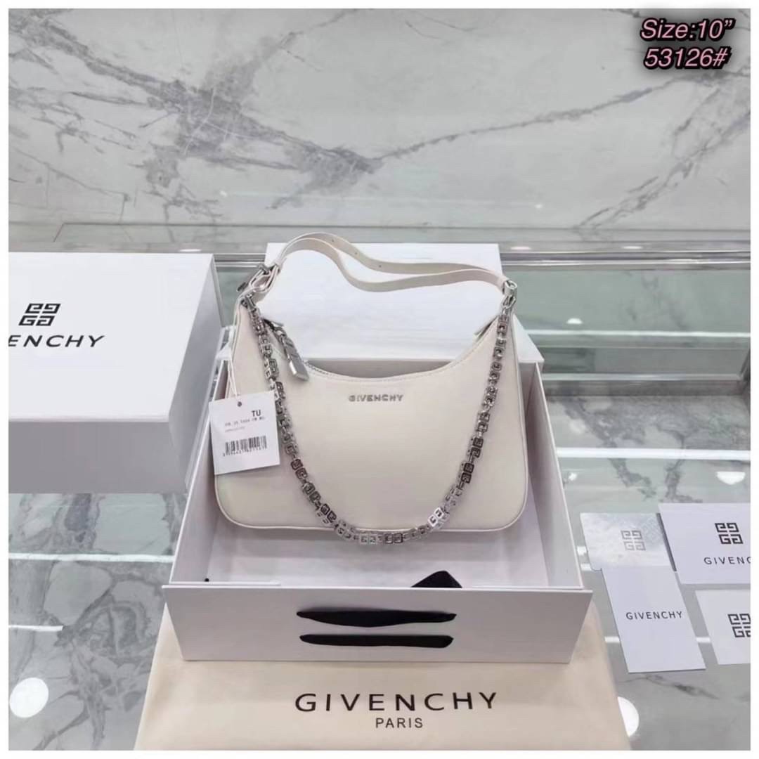 GIVENCHY SMALL MOON CUT OUT SHOULDER BAG 25cm พร้อมส่งที่ไทย กระเป๋าสะพายไหล่งานหนังเต็มใบ หน้าติดโลโก้แบรนด์มาพร้อมสายโซ่ งานสวยตามรูป อะไหล่เงิน สายสะพายปรับระดับได้ เกรดสวยหรู สาวๆ รีบจับจอง อย่าคิดนาน ราคานี้กับคุณภาพถือว่าคับแก้วมั๊กมากกกก