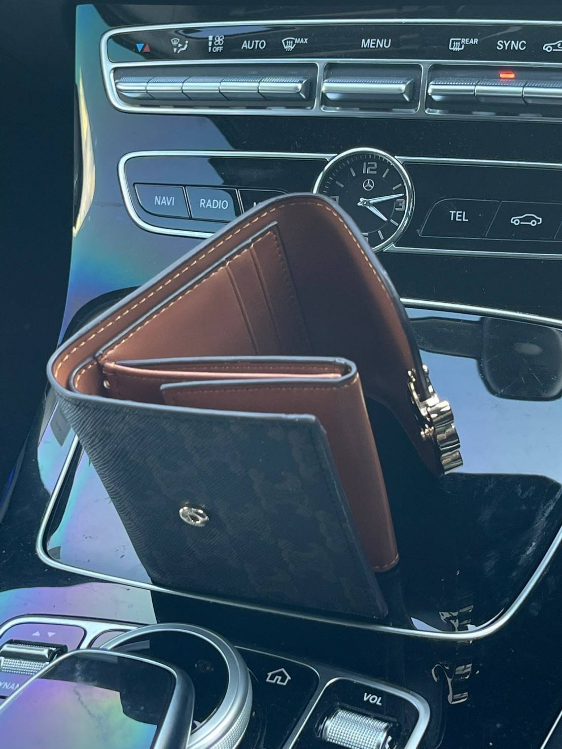 CELINE SMALL TRIOMPHE WALLET IN TRIOMPHE CANVAS กระเป๋าสตางค์ผู้หญิงทรงสั้นดีไซน์สวยงามหรูหรา ออกแบบให้เป็นทรงพับ เปิด-ปิดด้วยกระดุมที่สามารถปรับขยายขนาดกระเป๋าได้เมื่อใส่ของเยอะ ภายในแบ่งเป็น 3 พับ มีฟังก์ชั่นการใช้งานที่ครบครัน คือ ช่องใส่ธนบัตร ช่องใส่