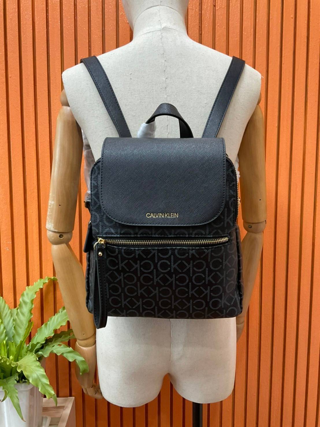 ของแท้ 💯% Elaine Calvin Klein Monogram Small Backpack 💕ของมันต้องมี สวยหรูดูแพงมาก สำหรับรุ่นนี้ และมีฟังชั่นช่องการใช้งานที่มากที่สุด!!! 💕 กระเป๋าสะพายเป้รุ่นใหม่ชนช้อป รุ่นยอดนิยม