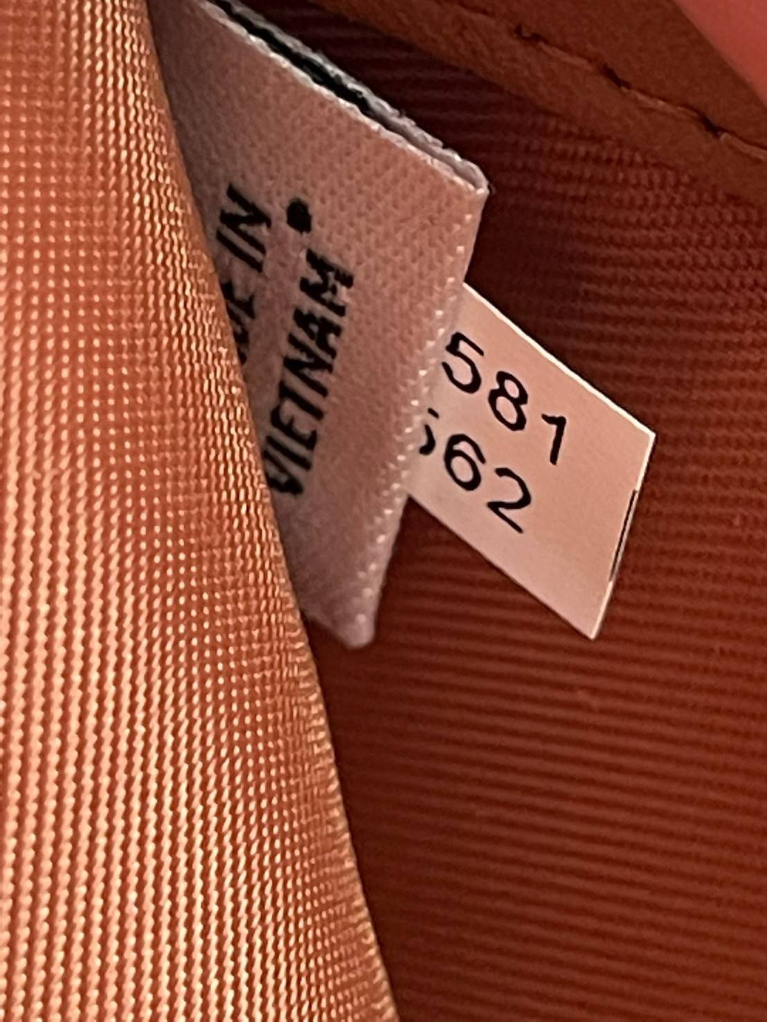 COACH MEDIUM CORNER ZIP WALLET กระเป๋าสตางค์ขนาดกลางที่ถือว่าเป็นไอเทม Must Have ของทุกเพศทุกวัยที่ต้องพกติดตัวไว้ตลอดเวลา เพราะนอกจากจะช่วยจัดเก็บเงิน บัตรประชาชน บัตรเครดิตและต่าง ๆ ให้เป็นระเบียบเรียบร้อยยังต้องคำนึงถึงประโยชน์ใช้สอยร่วมด้วย กระเป๋าสตา