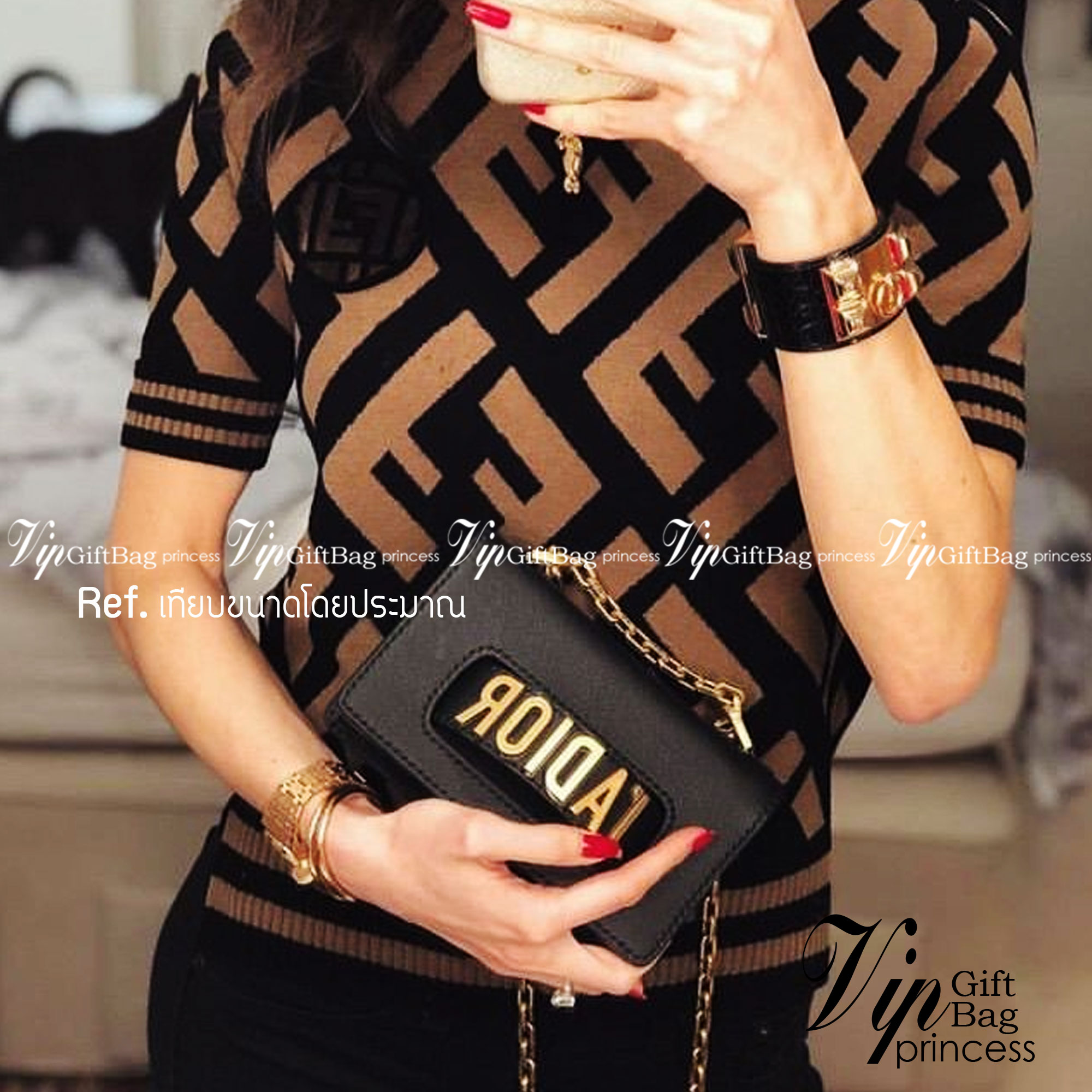 DIOR J'adior Flap Bag กระเป๋าสะพายดิออร์ ทรงกล่องเปิดหน้า แต่งอะไหล่ทอง มาพร้อมสายสะพายยาวครอสบอดี้หรือดึงขึ้นสะพายข้างได้ค่ะ งานชนชอป ใช้ได้ Everyday Look พร้อมส่งที่ไทย