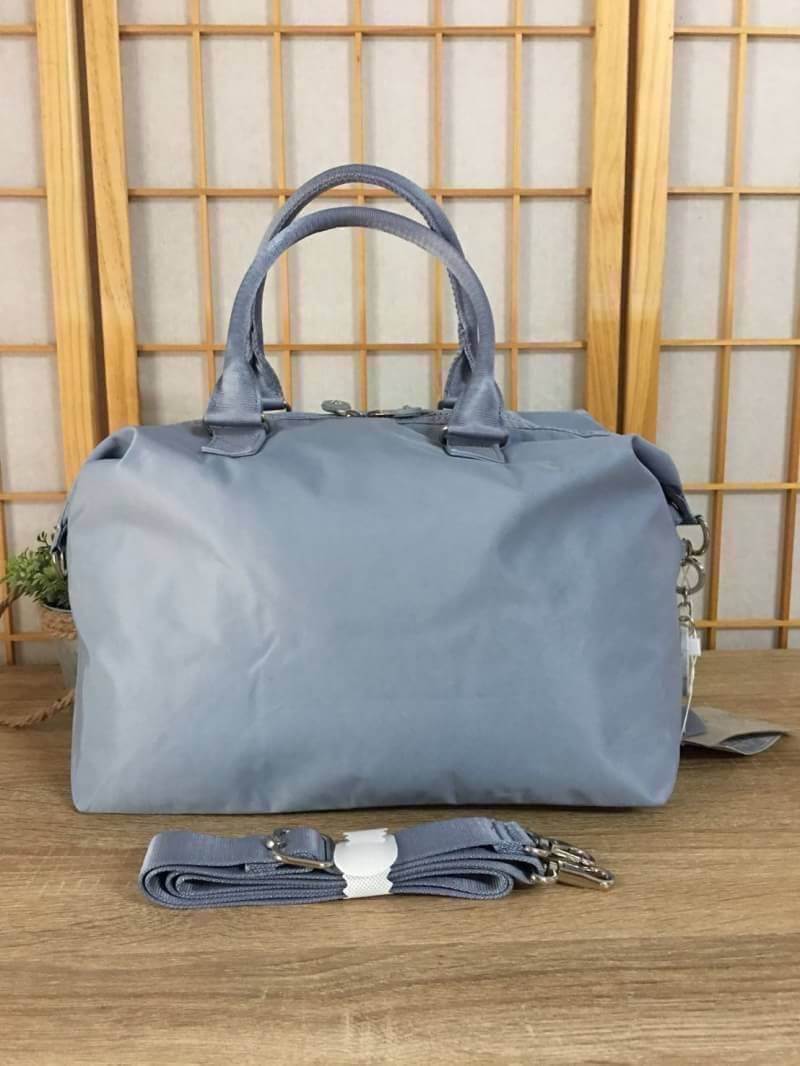 Kipling Tiram Handbag 2018!!! Kipling factory oem HK กระเป๋าสะพายใบใหญ่ วัสดุไนล่อนคุณภาพสูง กันน้ำ ระดับนึงเลยค่ะ สามารถถือได้ สะพายข้างได้ เปิดปิดกระ แบบซิปคู่ ภายในกระเป๋าโล่งกว้าง มีข่องซิป ช่องเล็ก และ ช่องขนาดกลางเสริมนวมให้ด้วยค่ะ พร้อมสายห้อยกุญแจ