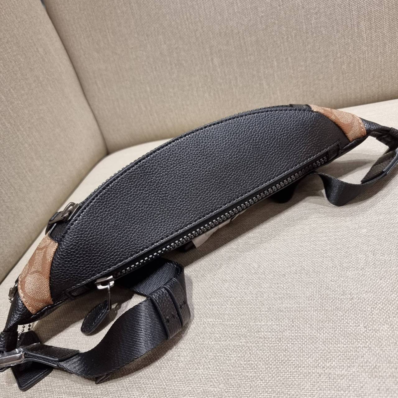 COACH C4028 COACH x PEANUTS WARREN BELT BAG IN SIGNATURE CANVAS WITH VARSITY PATCHES กระเป๋าคาดอกไซส์ใหญ่ คอลเลคชั่นยอดฮิต!! เป็นรุ่นสุดยอดของความคลาสสิค ขนาดสะพายกำลังเท่ คูลๆ ใช้งานง่าย ได้ทั้งหนุ่มๆและสาวๆ วัสดุหนังแคนวาสเคลือบลายสลับหนัง pepble น่าใช้