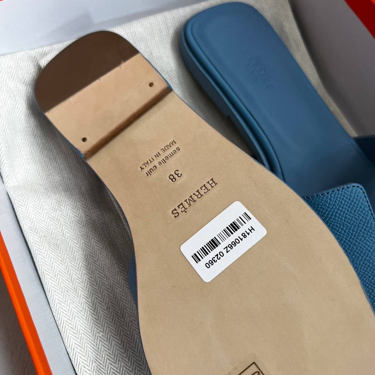 หนังแท้ Hermes sandal Epsom leather รองเท้าแตะงานสั่งตัตใช้สลับแท้ เกรดออริจินอล 1:1 เกรดเหมือนสุด มี series code ทุกคู่ งานตัดเย็บปราณีตละเอียด ใส่สบาย ไม่ลื่น ใช้ทนนาน เกรดนี้คุ้มมาก ไม่ผิดหวังค่ะ ภาพสินค้าถ่ายจากงานขายจริง ใช้งานต่างประเทศได้