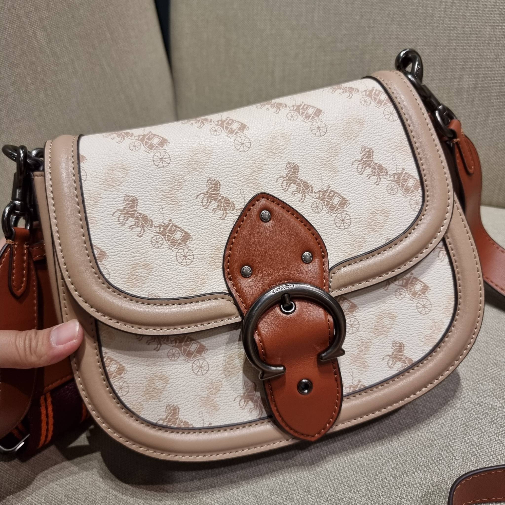 COACH C0745 BEAT SADDLE BAG WITH HORSE AND CARRIAGE PRINT The best item! ที่สาวๆรอคอย! ฮอตไฟลุก! สีหายาก ละมุนคุณหนู คอลเลคชั่นใหม่ ดีไซน์หรูหรา พิเศษมากๆมาพร้อมสายสะพาย 2 เส้น ใช้คู่กันหรือแยกสะพายก็สวยครบสูตร กระเป๋าสะพายทรง saddle คลาสสิค เปิด-ปิดด้วยก