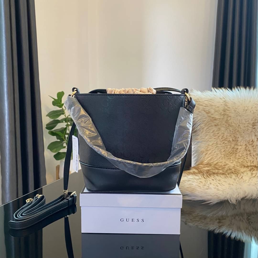 Guess Agata Bucket Handbag กระเป๋ารุ่นใหม่ล่าสุดทรงถังสุดน่ารัก พิมพ์ลายรอบใบ วัสดุ Saffiano PU คุณภาพดี นิ่ม น้ำหนักเบา ด้านหน้าประดับด้วยโลโก้แบรนด์สวยโดดเด่น เปิด-ปิดด้วยเชือกหนังใช้หูรูดปลายเชือกประดับอะไหล่ทองสะดวกใช้ ด้านในโล่งกว้างมีช่องเล็กสำหรับใ