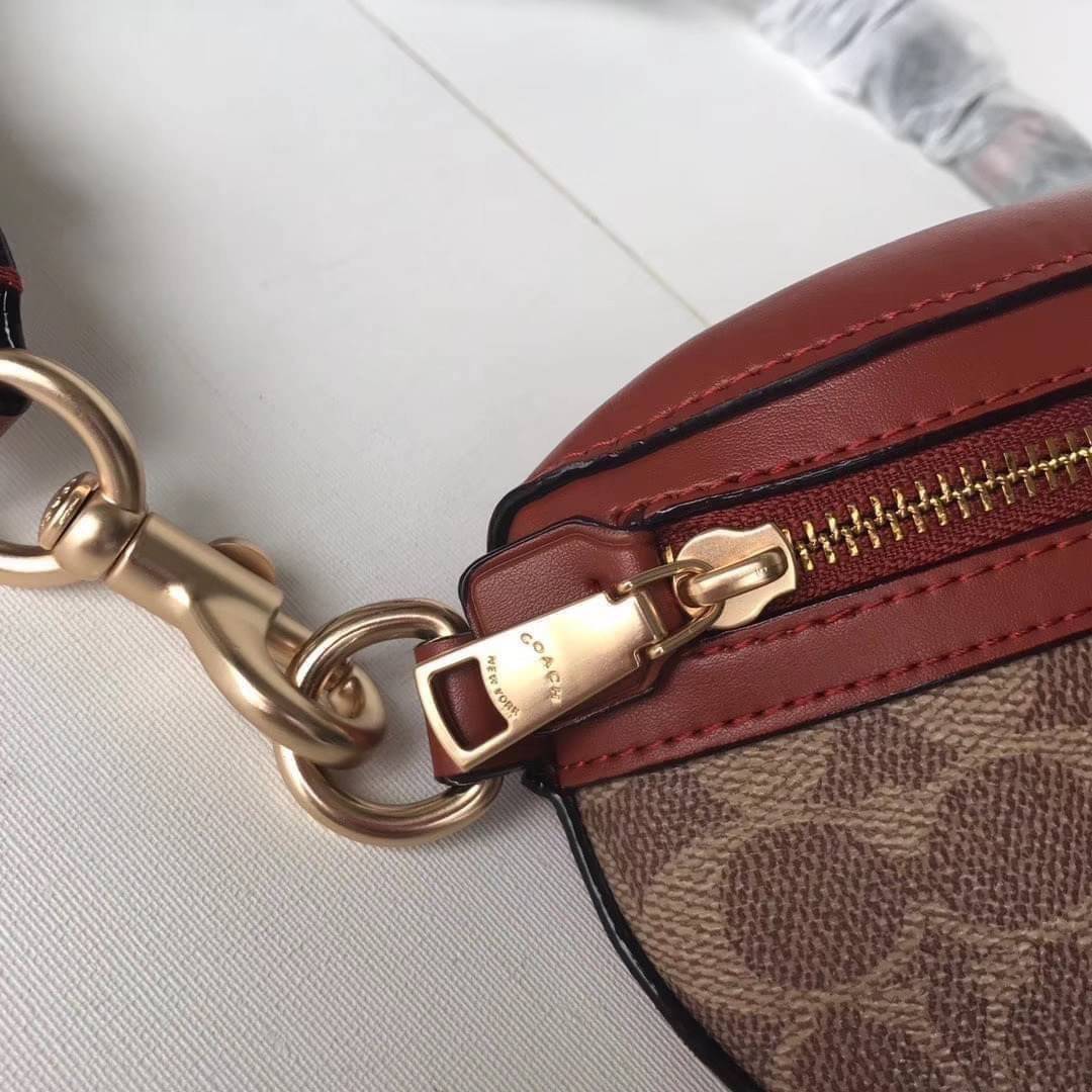 LIMITED EDITION !! COACH BELT BAG IN SIGNATURE WITH REXY BY GUANG YU กลับมาอีกครั้งกับ Coach X Disney สวยงามมากๆค่ะ คาดอก คาดเอวได้ ลาย C ตัดขอบหนังเรียบ มีช่องซิปทั้งหน้า//หลัง ใส่มือถือได้ทุกรุ่น;พาสปอร์ตได้ ;กระเป๋าเงินใบกลางได้;อื่นๆจำเป็นได้ครบค่ะ.