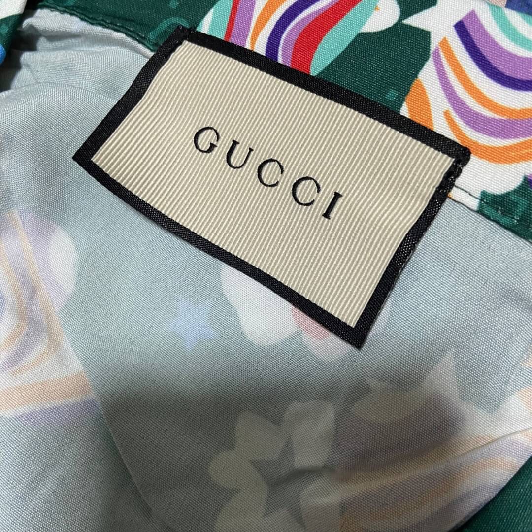Gucci Retro flower and heart print cotton bowling shirt / Gucci Men's Shirts / Gucci Shirts งานเกรดออริจินอล พิมพ์ลายคมชัด มีป้ายแท็กที่คอเสื้อทุกตัว พร้อมส่งที่ไทย ภาพสินค้าถ่ายจากงานขายจริง ใช้งานต่างประเทศได้