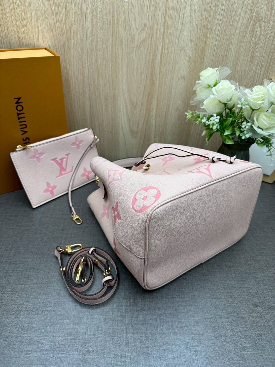 ORI หนังแท้ | LV NeoNoe MM Bucket bag Monogram Flower กระเป๋าสะพายทรงบัคเก็ต ลาย Monogram Flower โดดเด่นเพิ่มสไตล์ มีเสน่ห์ชวนหลงใหล