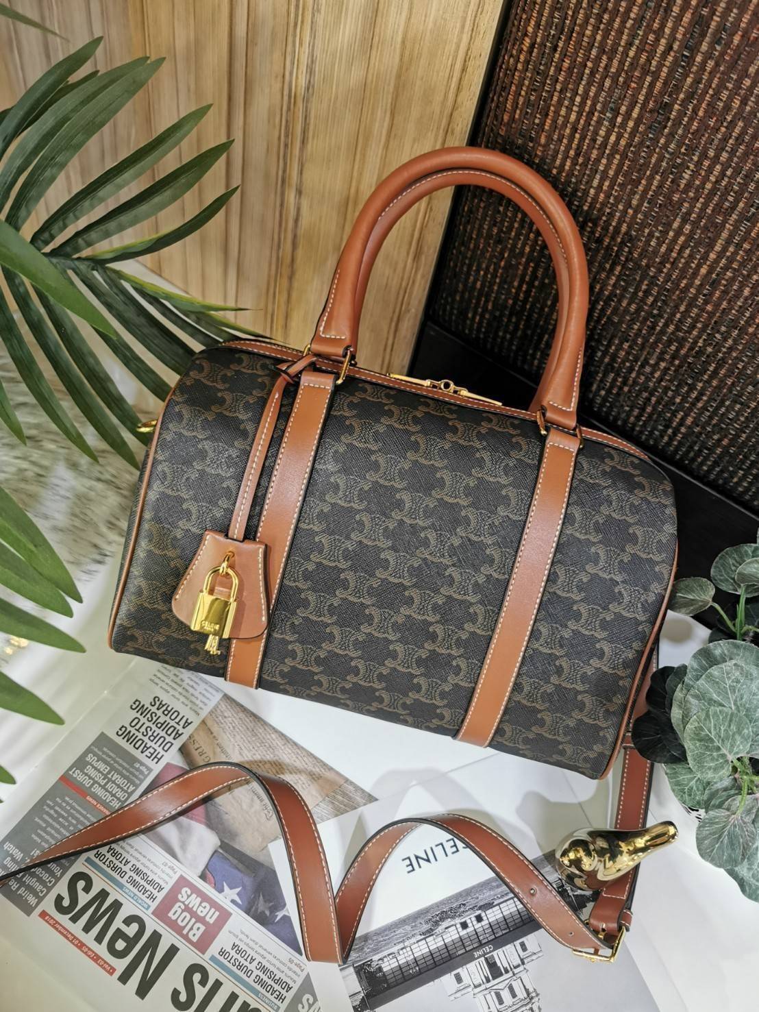 CELINE TRIOMPHE CANVAS BOSTON BAG VIP GIFT WITH PURCHASE (GWP) พรีเมี่ยมกิ๊ฟ Limited Edition จาก CELINE HAUTE PERFUME DUTYFREE วัสดุ TRIOMPHE CANVAS หนังขึ้นลาย Signature สวยหรูสุดคลาสสิคดีไซน์ไม่มีเอ้าท์ เปิดปิดด้วยซิปแบรนด์ มาพร้อมTagห้อยแม่กุญแจอะไหล่แ