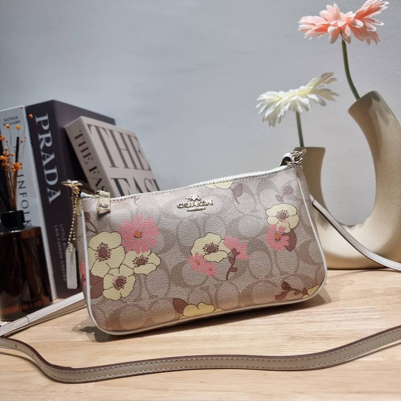 COACH F58321 TOP HANDLE POUCH คอลเลคชั่นสุดฮิต กับดีไซน์ใหม่ น่ารักน่าใช้ทุกแบบ กระเป๋าพอชทรงใช้งานง่าย สะดวก กะทัดรัด วัสดุหนังแคนวาสเคลือบคุณภาพ มาพร้อมสายคล้องในตัว และสายสะพาย crossbody ปรับเปลี่ยนได้ตามสไตล์ อีกหนึ่งไอเท็มที่สาวๆต้องมี ในราคาสุดคุ้ม 