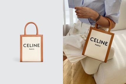 CELINE HAND CARRY AND CROSSBODY BAG VIP GIFT WITH PURCHASE (GWP) พรีเมี่ยมกิ๊ฟ Limited จาก CELINE HAUTE PARFUME DUTYFREE COUNTER วัสดุ CANVAS ตัดหนังแท้ ดีไซน์ทรงเหลี่ยมสวยหรูสุดคลาสสิค ปักโลโก้แบรนด์ด้านหน้า ภายในโล่งกว้าง ใส่กระเป๋าสตางค์ยาว มือถือ ของใ