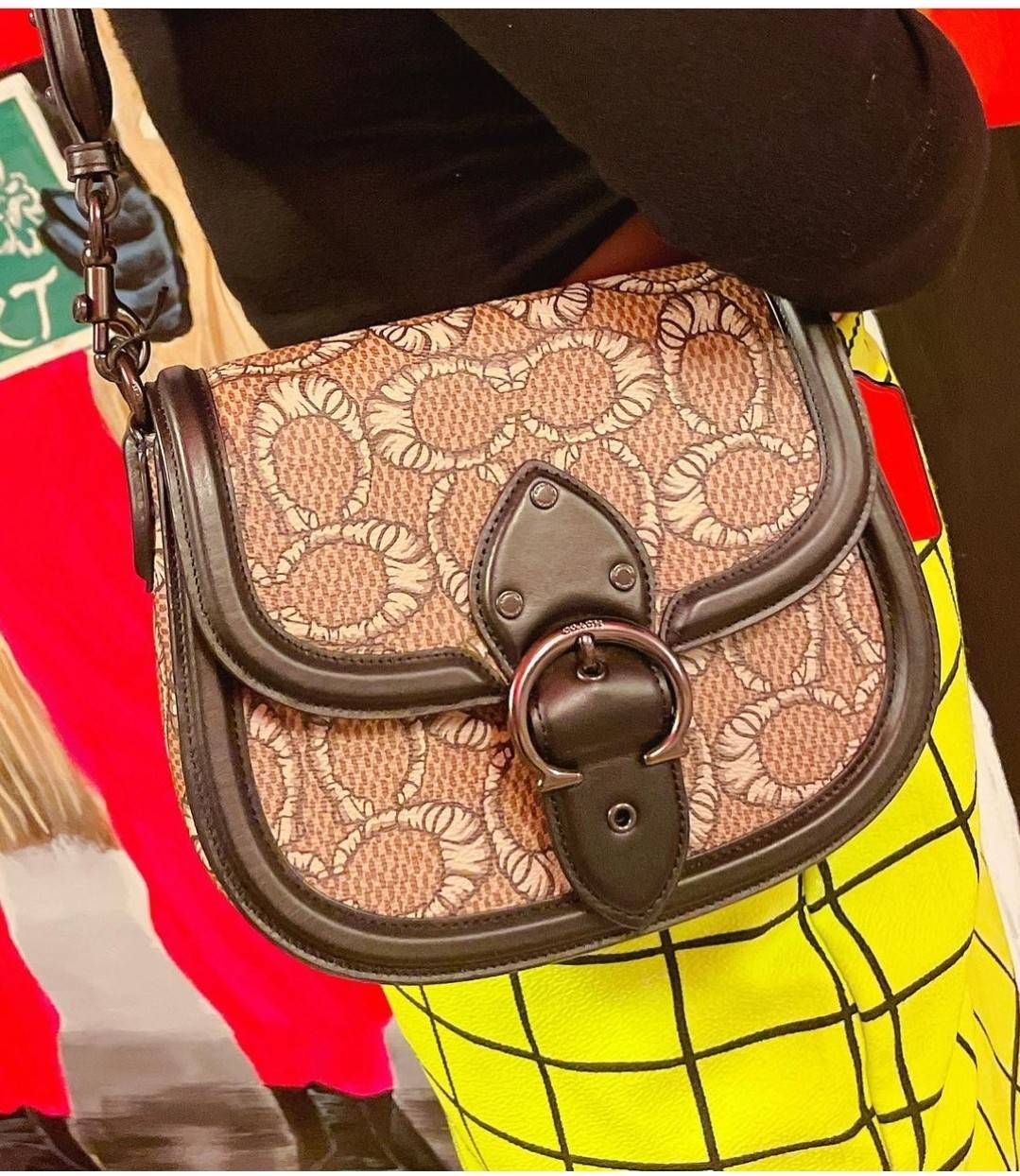 OUTLET 】COACH C6972 COACH x MICHAEL B. JORDAN WITH BEAT SADDLE BAG คอลเลคชั่นใหม่ ดีไซน์สุดชิค มาให้สวยในไทยก่อนใคร กับกระเป๋าทรง saddle ที่พิเศษมากๆมาพร้อมสายสะพาย 2 เส้น ใช้คู่กันหรือแยกสะพายก็สวยครบสูตร กระเป๋าสะพายทรง saddle คลาสสิค วัสดุหนังแคนวาสสลั