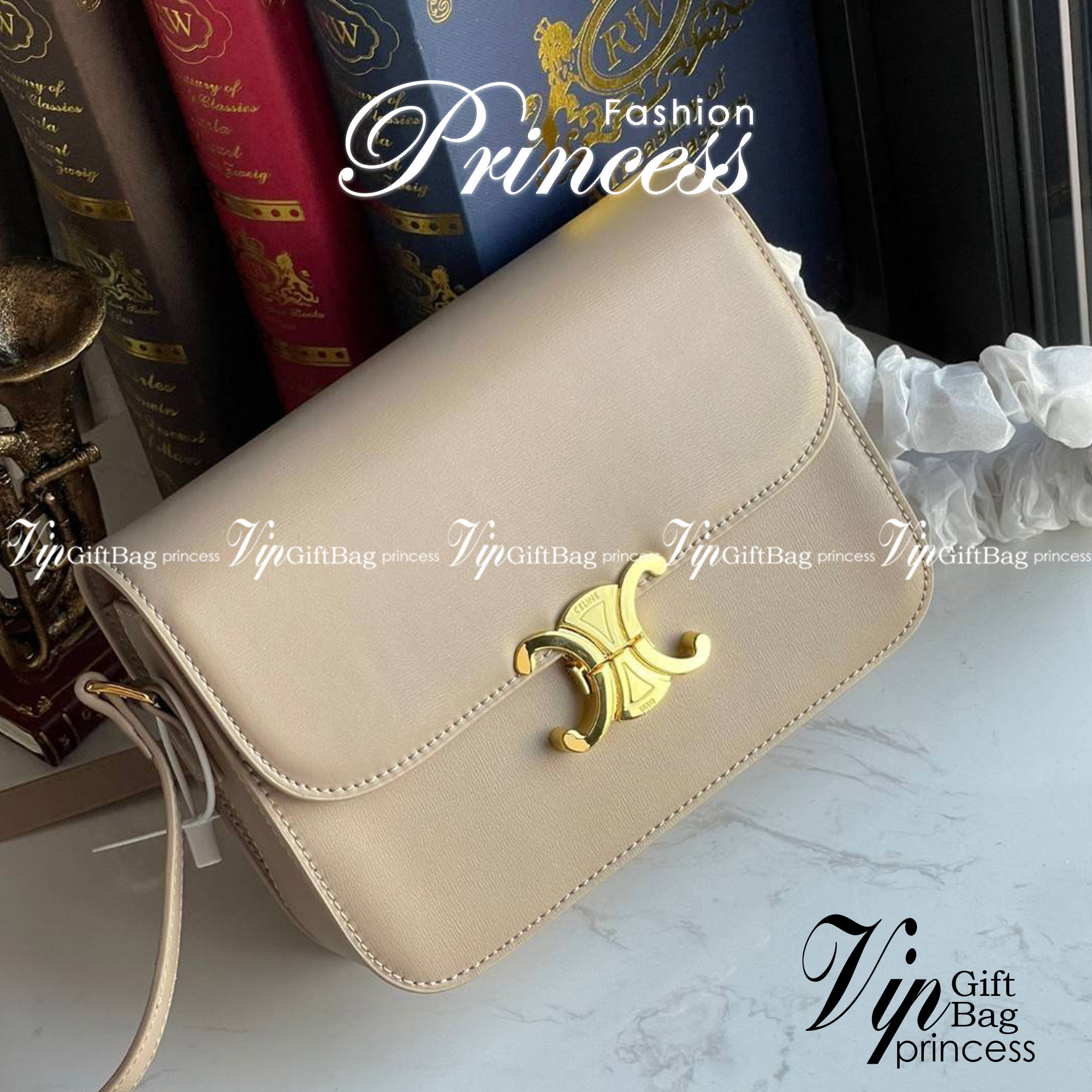 Celine MEDIUM TRIOMPHE BAG IN SHINY มีรูปทรงเป็นกล่องคล้ายกับกระเป๋า Classic Box แต่มีการออกแบบโลโก้ที่สะดุดตาแบบวินเทจ ด้วยดีไซน์ที่ดูโฉบเฉี่ยว แต่คงความคลาสสิคอย่างเต็มเปี่ยม ทำให้เป็นที่ดึงดูดความสนใจของสาวๆ สายสะพายสามารถปรับระดับได้ มีความคล่องตัวในก