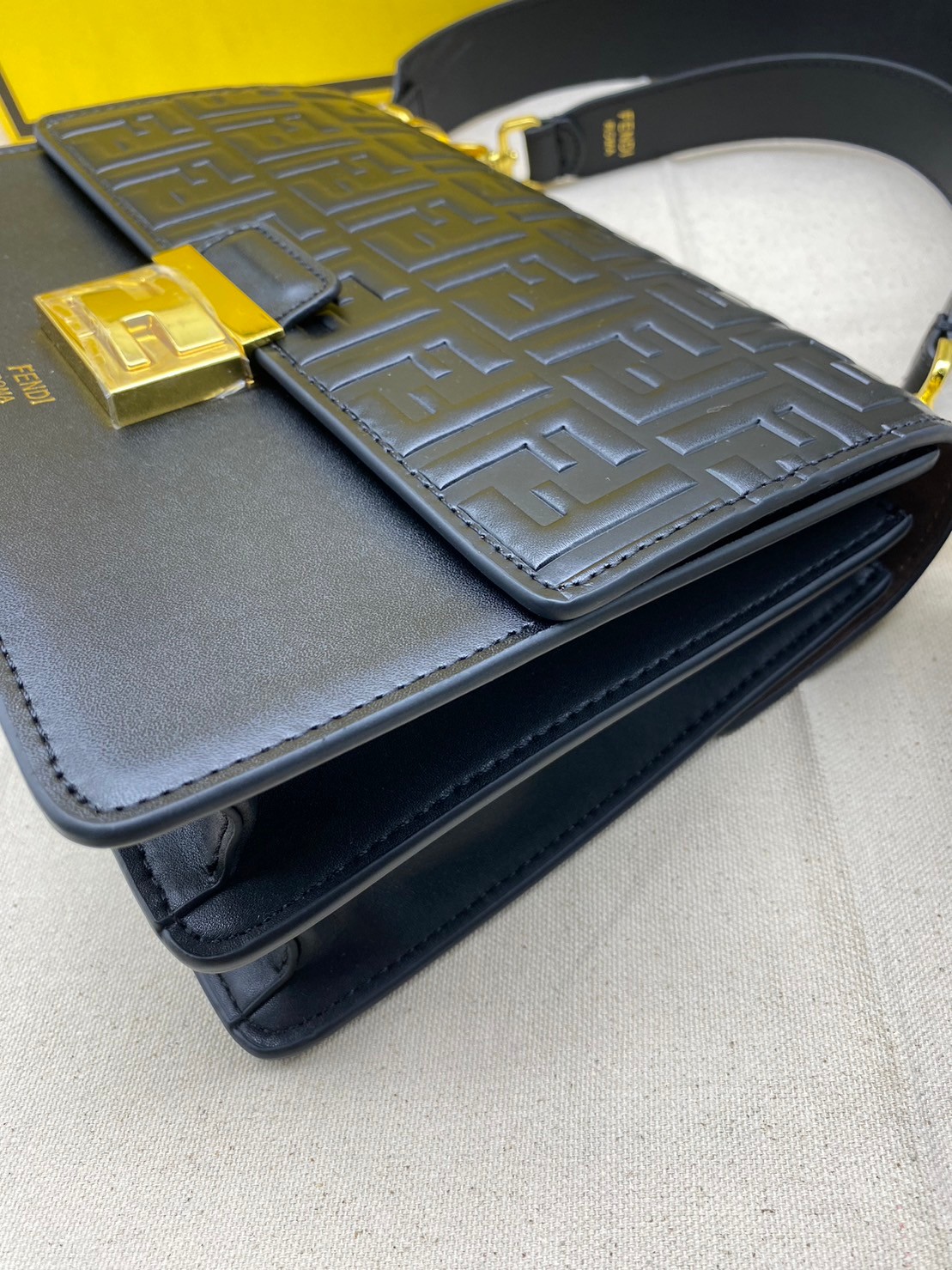 FENDI KAN leather bag เกรดออริจินอล สลับแท้ ด้วยสีและลวดลายคลาสสิกตามแบบแบรนด์ เข้าได้กับสาวๆ ทุกสไตล์ บ่งบอกความเป็น FF ได้อย่างสมบูรณ์แบบ