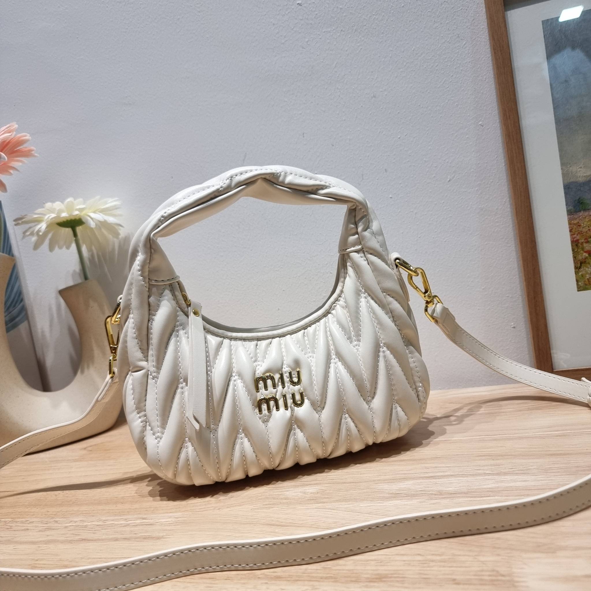 MIU MIU WANDER MATELASSÉ MINI HOBO BAG ไอเท็มสับๆอีกหนึ่ง ที่ต้องมีใช้ได้แล้ว กับกระเป๋าถือ/สะพาย ทรงโฮโบ คิ้วท์สุด ปังสุด ตัวแม่ อินฟลู ดาราเค้าใช้กันเพียบ