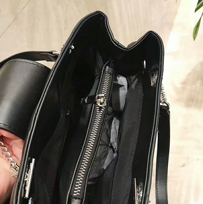 SAINT LAURENT YSL Loulou small quilted leather shoulder bag รุ่นยอดนิยม หายากที่สาวๆตามหา ใบนี้เลย!! สวยหรู ผู้ดี กระเป๋าสะพายไหล่ ดีไซน์อยู่ทรง สะพายได้ 2 แบบ สายหนังสลับโซ่ในตัว และสายยาวถอดได้ สวยคลาสสิคแฝงความหรูด้วยโลโก้สีทองอร่าม และสีเงินโดดเด่น สา
