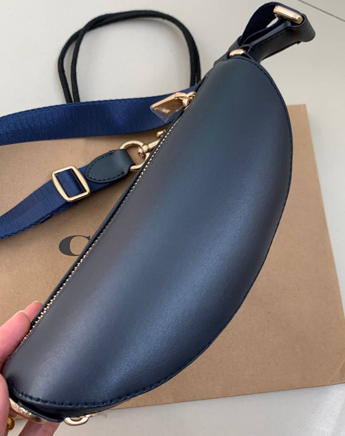 COACH BELT BAG ((39937)) กลับมาอีกครั้ง สวยเหมือนเดิมค่ะ😘 กระเป๋าคาดอก//คาดเอว หนังแท้นิ่ม สวยงามค่ะ ด้านหน้ามีช่องซิป ใส่กระเป๋าเงินใบกลางได้;มือถือได้ทุกรุ่น;พาสปอร์ตได้ค่ะ ด้านหลังมีช่องซิปให้อีกช่องใส่ของจุกจิก สายคาดเลื่อนปรับได้ฟรีไซด์ตามขนา