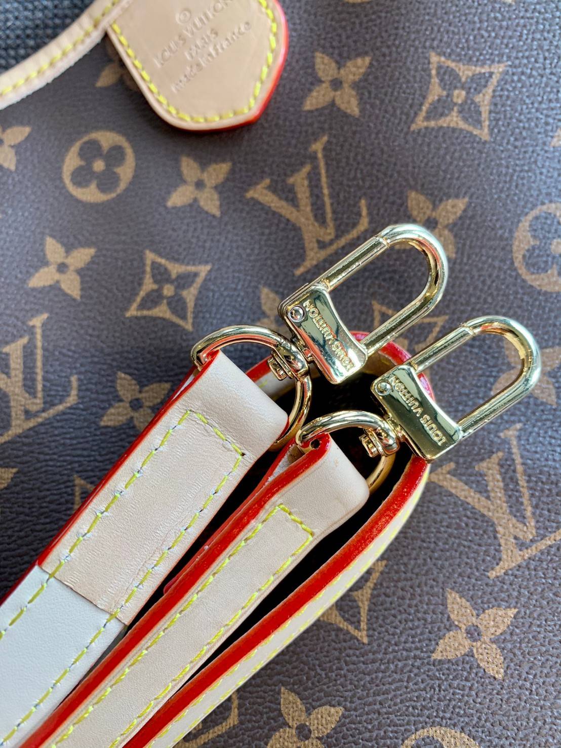 Large: ชอบๆใบใหญ่ ใส่ได้เยอะจริงๆค่าา!! LOUIS VUITTON MONOGRAM DELIGHTFUL ((PREMIUM GIFT LV)) พร้อมส่งค่ะสาวๆ กระเป๋าทรงสูง ใบใหญ่ หนังแกะสังเคราห์ นิ่มสวย ขอบหนังขัดสีธรรมชาติ หูหิ้วปั้มโลโก้LV สวย ปากกระเป๋ามีตัวคล้องให้นะคะ; ภายในกว้างมากๆสำหรับรุ่นนี้