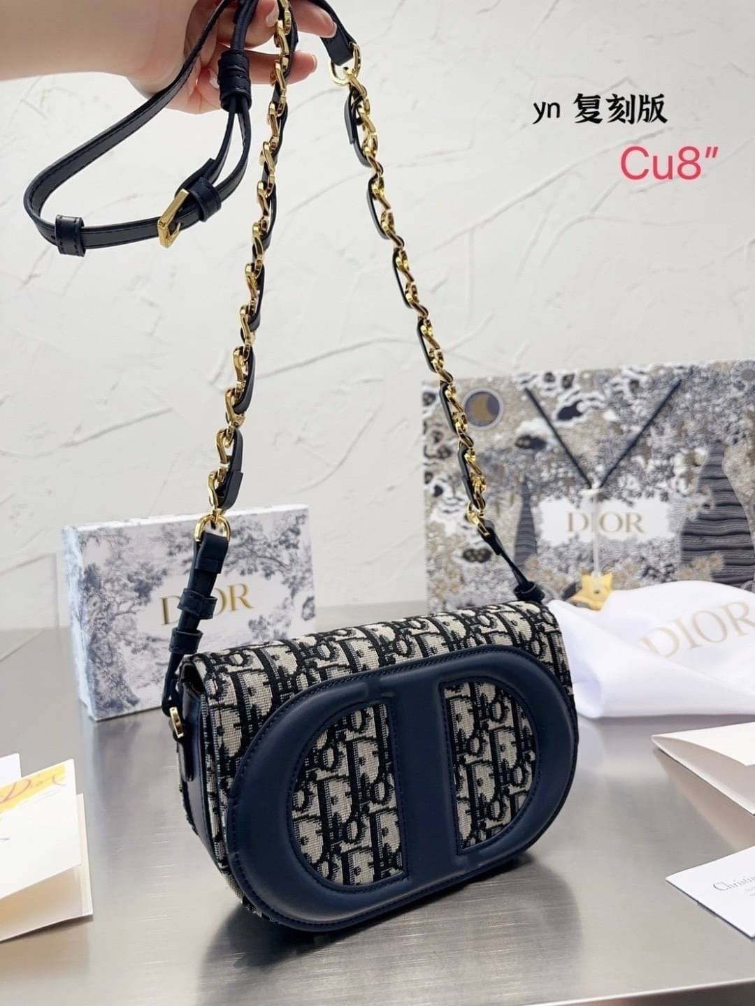 DIOR CD SIGNATURE BAG WITH STRAP กระเป๋าสะพายซิกเนเจอร์ ไอเท็มมาแรง ที่สวยแซ่บไม่มีไม่ได้เลย ไอเท็มมาแรง ที่สวยแซ่บไม่มีไม่ได้เลย โดดเด่นด้วยโลโก้เอกลักษณ์ สายสะพายมีดีเทลหรูสุดๆ