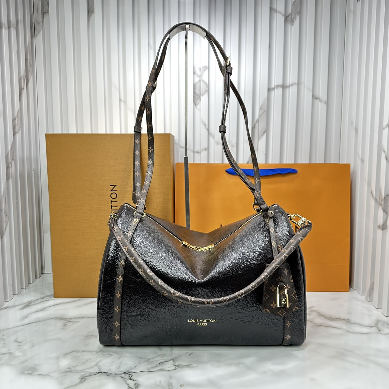 ORI หนังแท้ | LV Express MM Bag 30cm กระเป๋าสะพายทรงหมอนสปีดี้ดีไซน์ใหม่ล่าสุด โฉบเฉี่ยว แต่งคาดหน้าโมโนแกรมโดดเด่น ตัวกระเป๋าสีพื้นตัดกันอย่างลงตัว พร้อมหูแบบจับยาวถอดได้จะถือหรือคล้องไหล่ก็เก๋