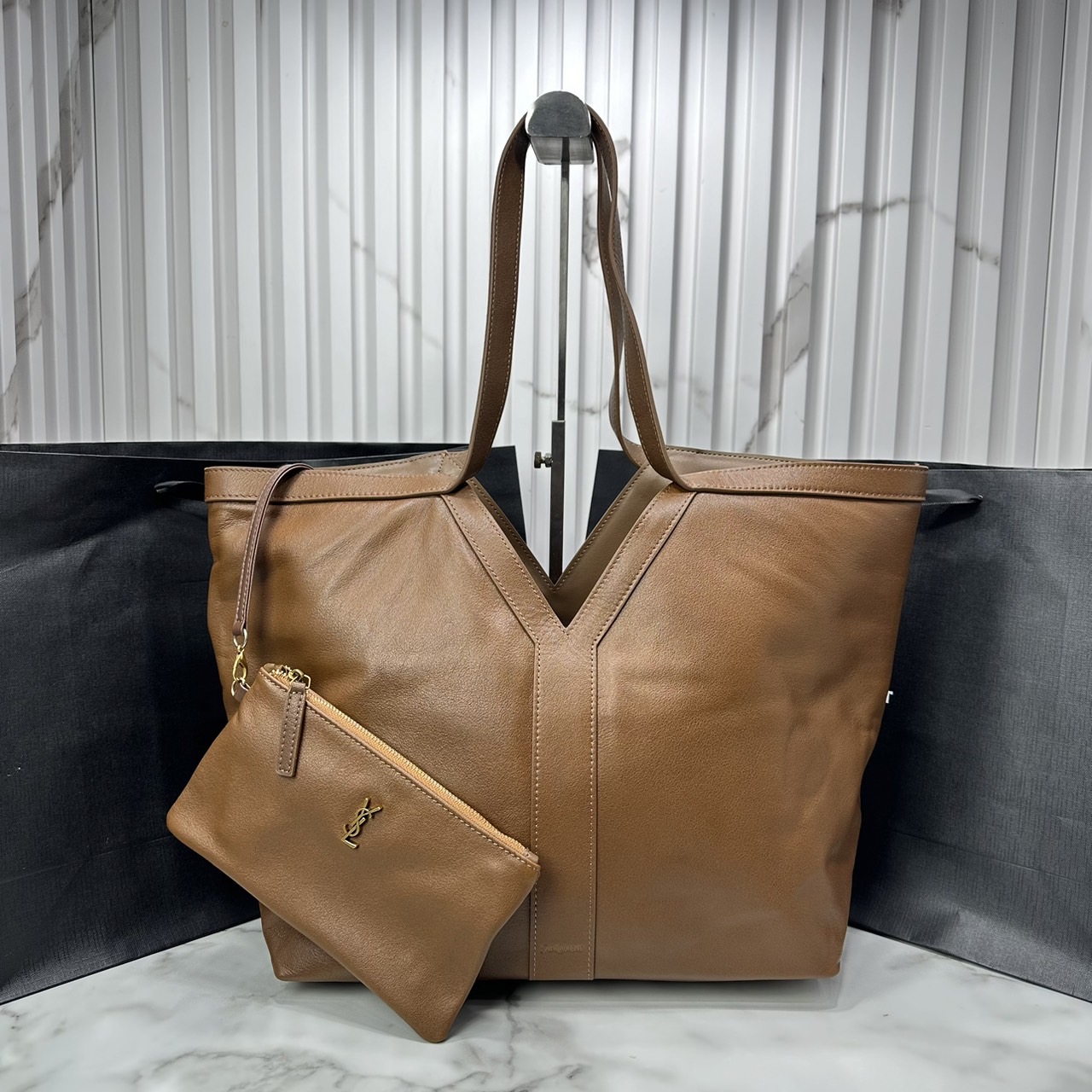 YSL Y TOTE IN LEATHER BAG กระเป๋าสะพายทรงโท้ทใบใหญ่ รุ่นใหม่ล่าสุด งานหนังแท้สวยเต็มใบ ดีไซส์เรียบหรูดูแพงอย่างแท้จริง ภายในโล่งกว้างมาก จุของได้เยอะสุด เอาใจสายแบกแต่ยังคงความหรูไว้ในตัวอย่างแน่นอน