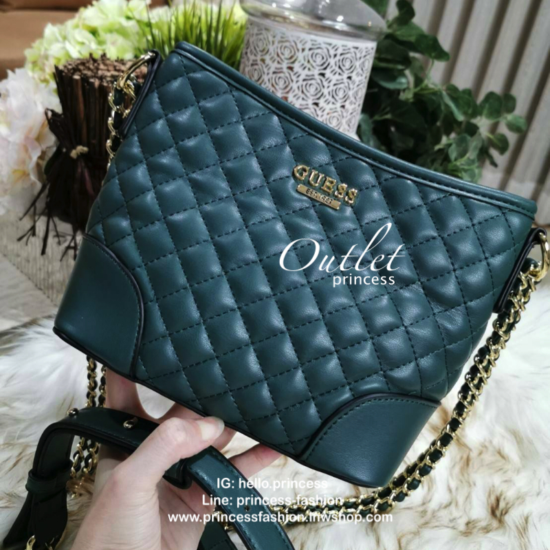 Guess Woman Factory Crossbody Bag กระเป๋าสะพายรุ่นใหม่ดีไซน์สวยหรูคลาสสิคจาก GUESS FACTORY วัสดุหนังเเกะสังเคราะห์เนื้อหนานิ่มลายตาราง เปิดปิดด้วยซิปสะดวกใช้ ด้านหน้ามีโลโก้ ภายในมีโลโก้ช่องใส่ของ และช่องซิป ใส่กระเป๋าสตางค์ใบยาว ของใช้ได้จุ มาพร้อมสายสะพ