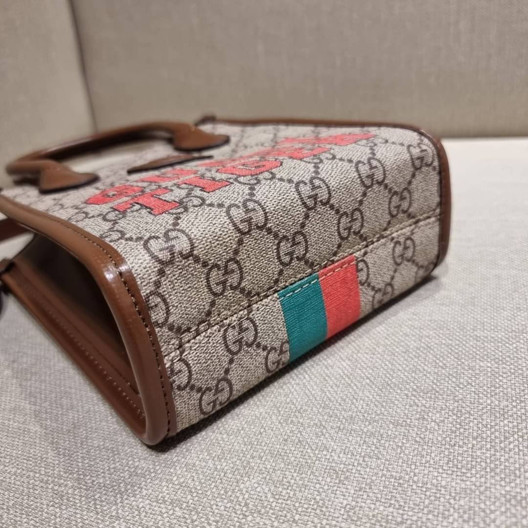 GUCCI Tiger GG mini tote bag ไซส์มินิ ร้อนแรงไฟลุก!! ต้อนรับปีเสืออย่างเป็นทางการ จัดให้แบบเลิศๆ กับกระเป๋าทรงโท้ท วีไอพีพรีเมี่ยมกิ๊ฟ ไซส์มินิ โดดเด่นด้วยฟอนท์ตัวใหญ่ สวยเอกลักษณ์ วัสดุหนังแคนวาสตัดขอบด้วยหนังแท้ ภายในเป็นช่องโล่ง ใส่ของจุกจิกได้ ใส่โทรศ