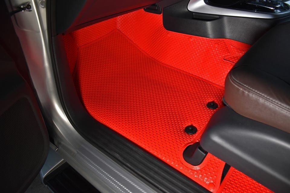 พรมกระดุมเม็ดเล็ก NISSAN TERRA รุ่นรีดขอบ สีแดง เต็มคัน เข้ารูป+เเผ่นปิดเบาะเเถว3ลายหนังเรียบ