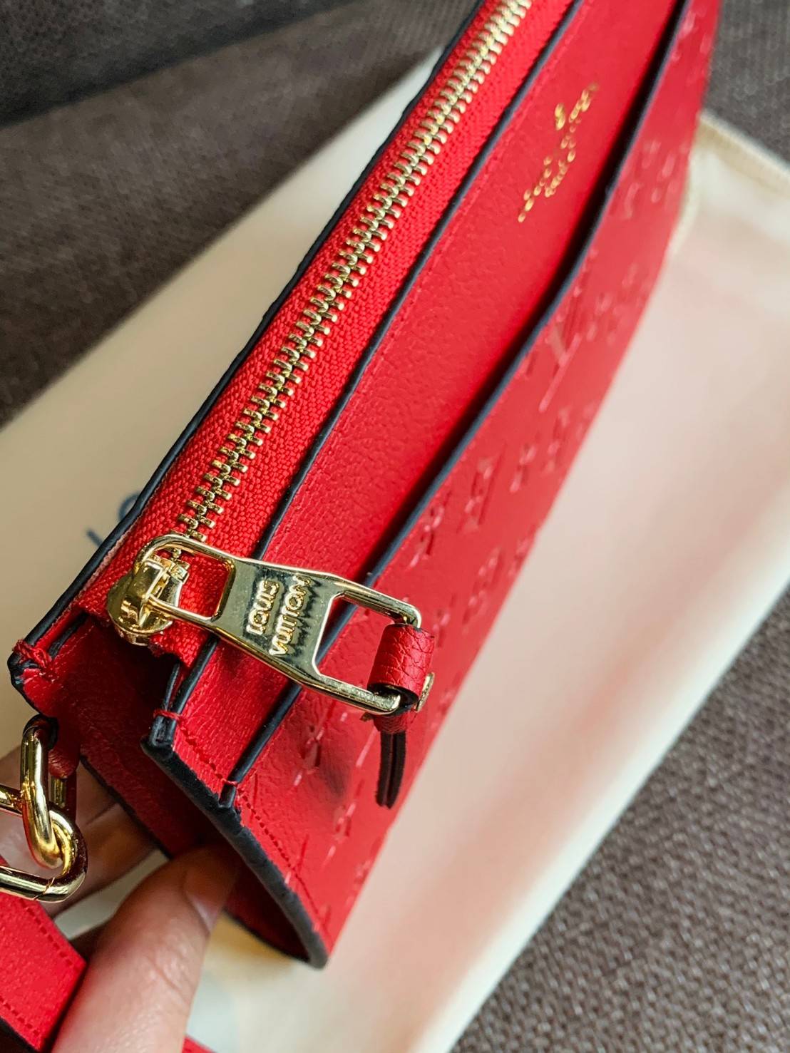 VIP 】จัดสินค้าคุณภาพมาให้สาวๆได้ใช้กันค่าา😘 Louis Vuitton Pochette Mélanie MM Monogram ใช้ขึ้นเครื่องได้เลย✈️ ✔️กระเป๋า ทรงคลัท แบบมีสายคล้องมือ ถอดออกได้หนึ่งสาย ✔️หนังแท้หนา ลายหนังพิมพ์ลายแบรนด์ได้สวยงามมากๆค่ะ