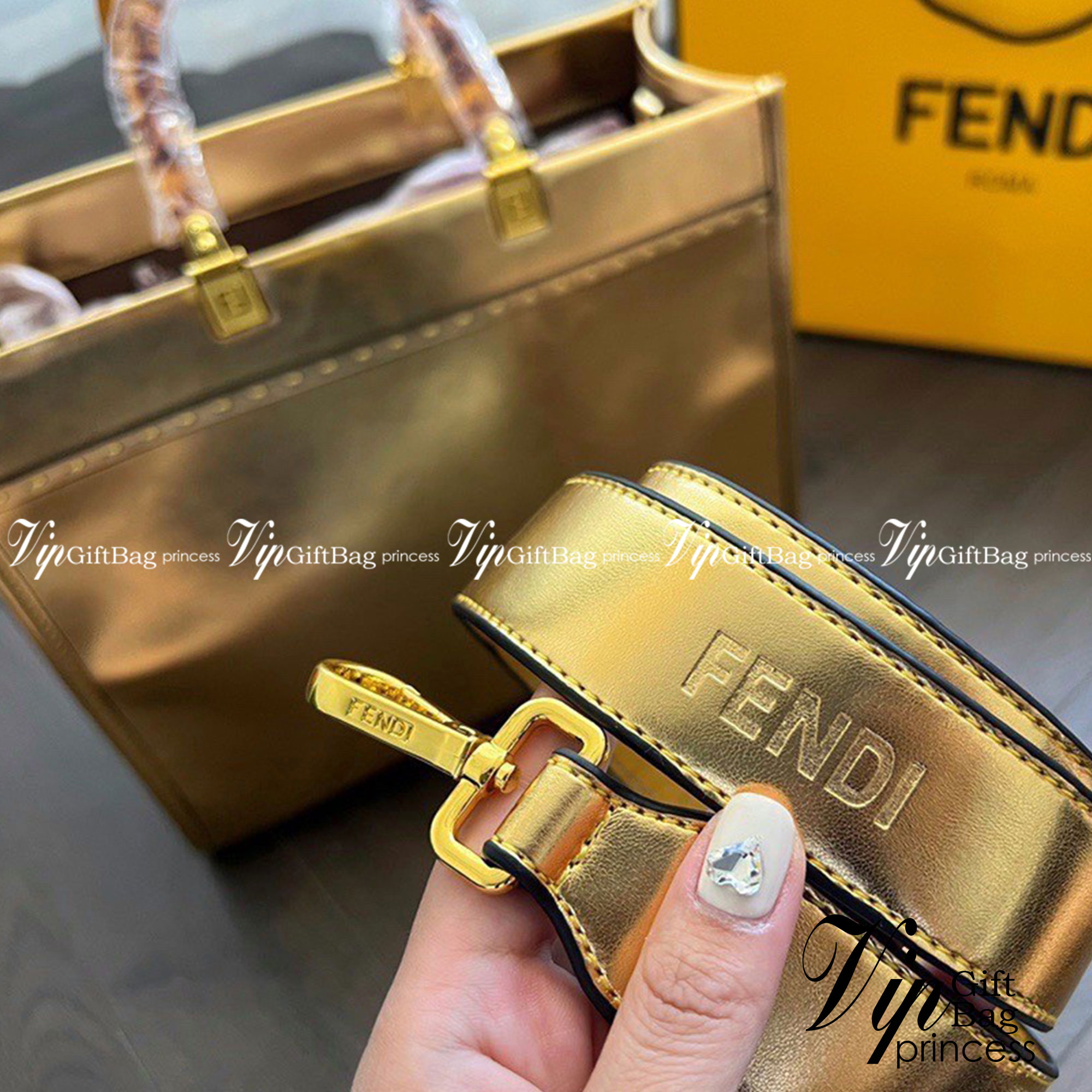 FENDI Sunshine Medium Leather Tote Metallic Gold / FENDI Shopping bag กระเป๋าสะพายทรง shopping สีทองสวยหรู ใบใหญ่ จุใจ!! ดีไซน์คลาสสิควินเทจ สวยหรู ภายในโล่งกว้างมากๆ ใส่ของจุสุดๆ