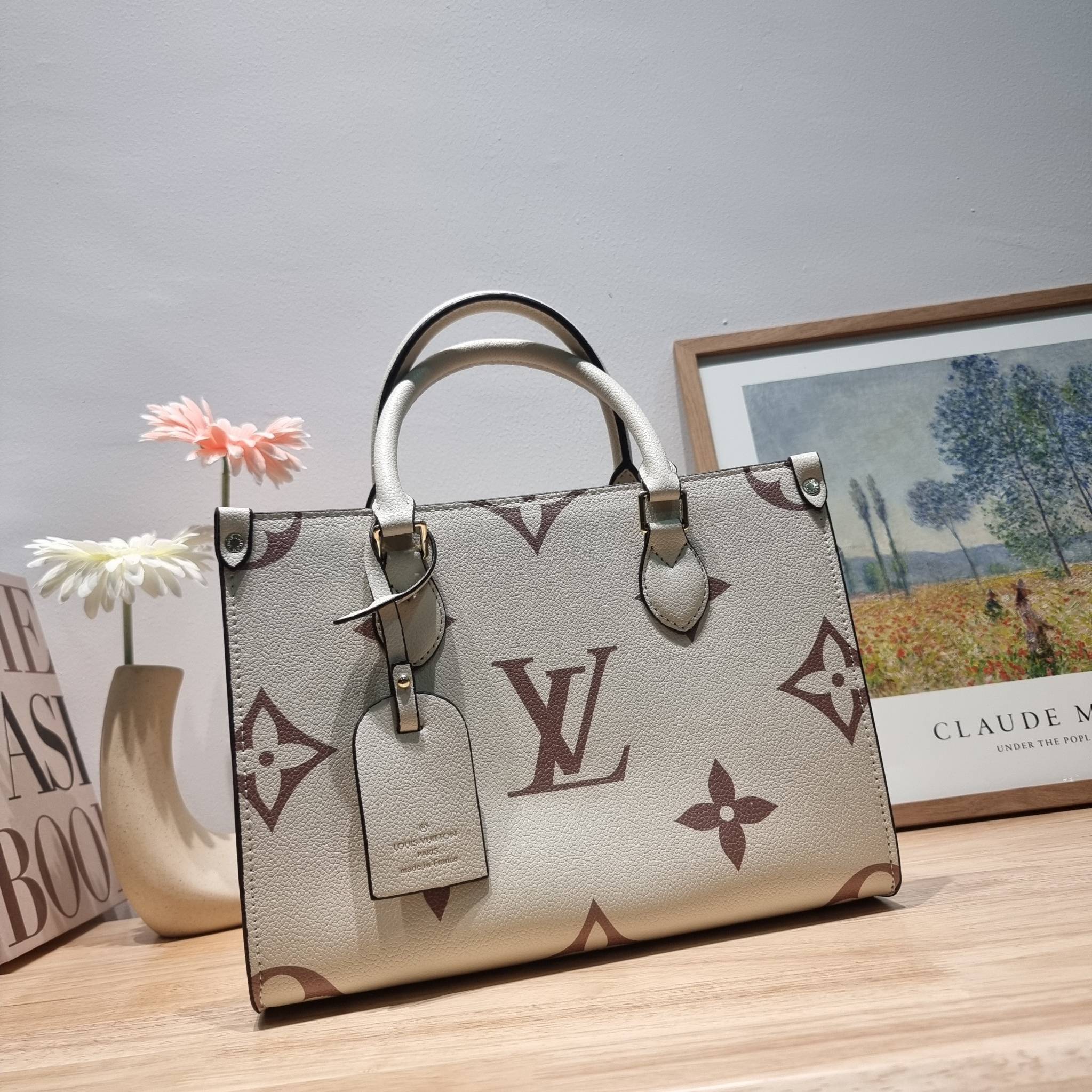 LV Onthego / LV crossbody tote bag กระเป๋าทรงโท้ทเวอร์ชั่นดั้งเดิม ที่คลาสสิค ผู้ดี หรูหรา โทนสีใช้งานง่าย ได้ทุกลุค ทุกสไตล์ วัสดุหนังลูกวัว ผิวลายเกรน มาพร้อมหูจับในตัว คล้องแขนก็ดูแพง หรือจะเกี่ยวสายครอสสะพายก็อัพลุคได้เลย ภายในโล่งกว้างมาก มีอะไหล่เกี