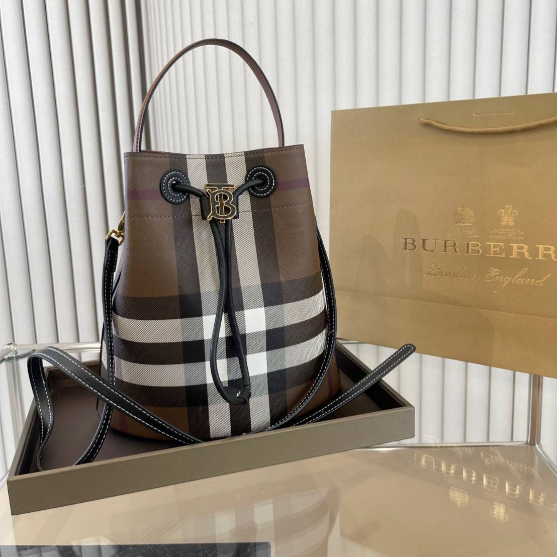 Burberry Brown Small TB Bucket Bag / BURBERRY MONOGRAM BUCKET BAG กระเป๋าถือ กระเป๋าสะพายครอสบอดี้ วัสดุหนังพิมลาย MONOGRAM โทนเข้ม