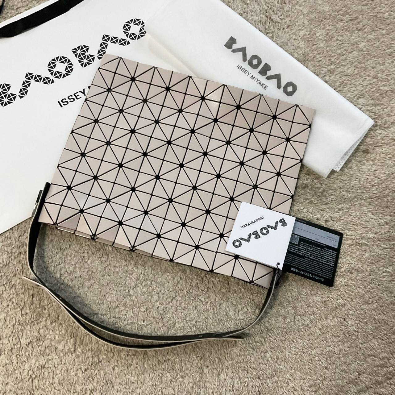 รุ่นใหม่ล่าสุด! พร้อมส่งที่ไทย! BAO BAO ISSEY MIYAKE BAGUETTE HANDBAG (LARGE) กระเป๋าสะพายไหล่จากทรงสวย วัสดุ 100% POLYVINYL CHLORIDE ด้านในใส่ของได้กำลังดีเลย ใส่ไอแพดมินิ กระเป๋าสตางค์ยาวได้ สมุดโน้ตได้สบายเลย วัยทำงานหรือวัยนักศึกษา อย่างน้อยต้องมีแบรน