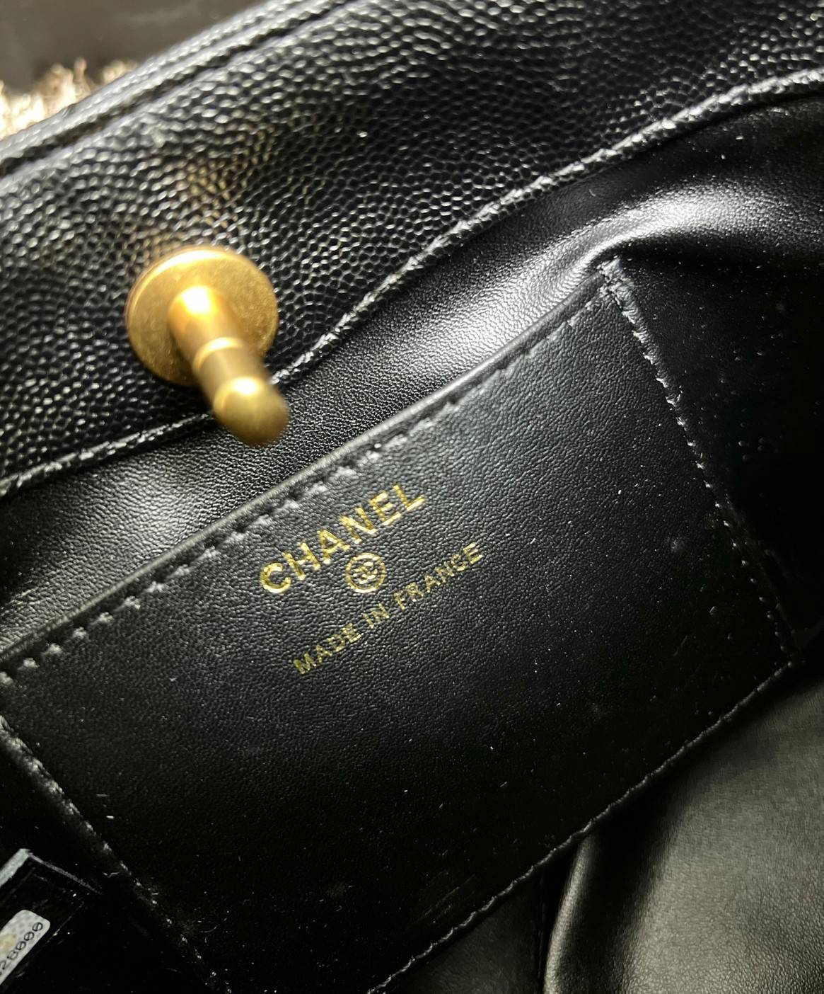 CHANEL กระเป๋าหิ้วหรือสะพายไหล่ หนังแท้ลสบคาเวียร์สวยงามมากๆ 🌟โดดเด่นด้วยสายของกระเป๋ามีโลโก้แบรนด์ประดับ หรูมากๆค่ะ เปิด-ปิดกระเป๋าแบบหมุนล็อค ภายในใส่กระเป๋าเงินใบกลาง;มือถือได้ทุกรุ่น;ของจำเป็นจุกจิกอื่นๆได้หลายอย่าง มีช่องเล็กให้ใส่ของจุกจิกนะ