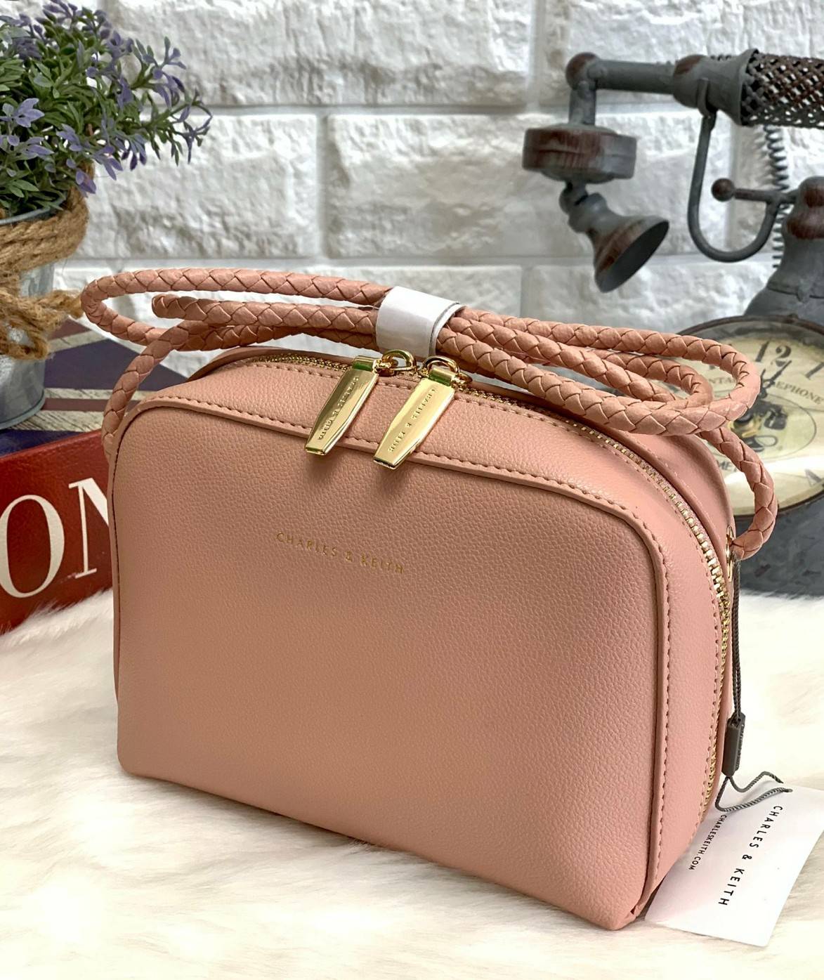 CHARLES & KEITH METAL PUSH LOCK CROSSBODY BAG รุ่นฮิตขายดีมีมาพร้อมส่งแล้วจ้า กับกระเ๋าสะพายไซส์น่ารัก วางอยู่ทรง เปิดปิดด้วย ตัวล็อกด้านหน้า ด้านในแบ่งเป็น 2 ช่องมีช่องซิปตรงกลาง จุของได้เยอะพอควรเลยค่ะ ใส่ iPhone plus ได้สบายๆ และของจุกจิกที่จำเป็น รุ่น