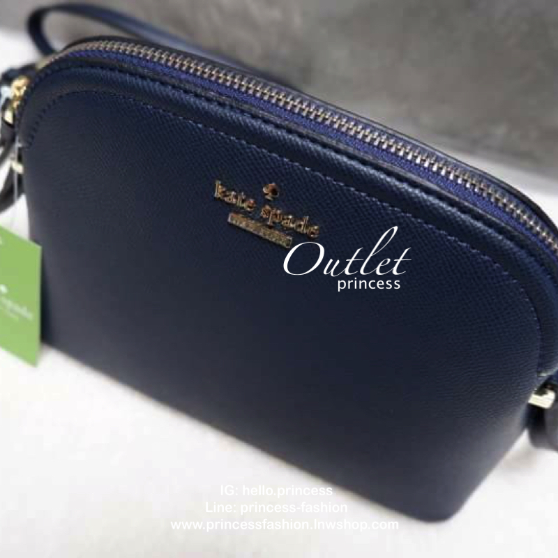 Katespade Crossbody Bag ด้านหน้าติดโลหะชื่อแบรนด์อะไหล่สีทอง เปิดปิดด้วยช่องซิป ด้านในเป็นช่องใส่สิ่งของ และมีป้ายหนังปั๊มโลโก้แบรนด์ ผ้าบุเป็นลายแบรนด์อีกด้วย รุ่นนี้มาพร้อมสายสะพายยาวปรับระดับได้ ทรงนี้สะพายกี่ทีก้อไม่มี out นะจ้ะสาวๆ